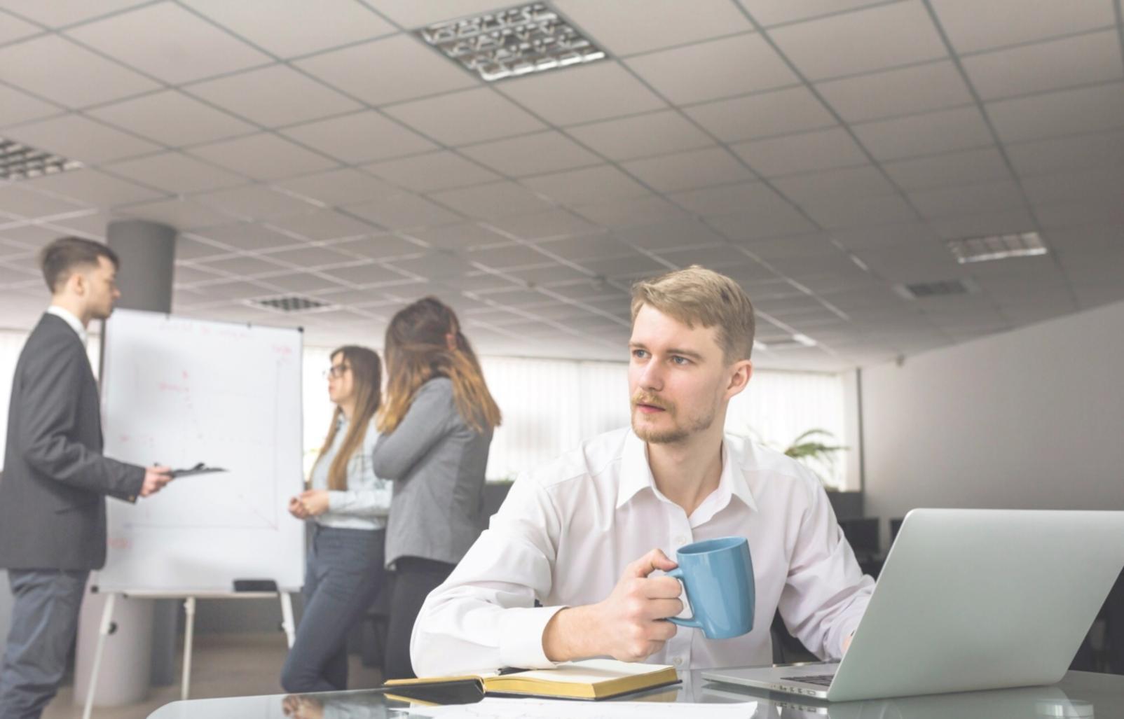 Modernes Büroumfeld mit Fokus auf strategische Finanzplanung