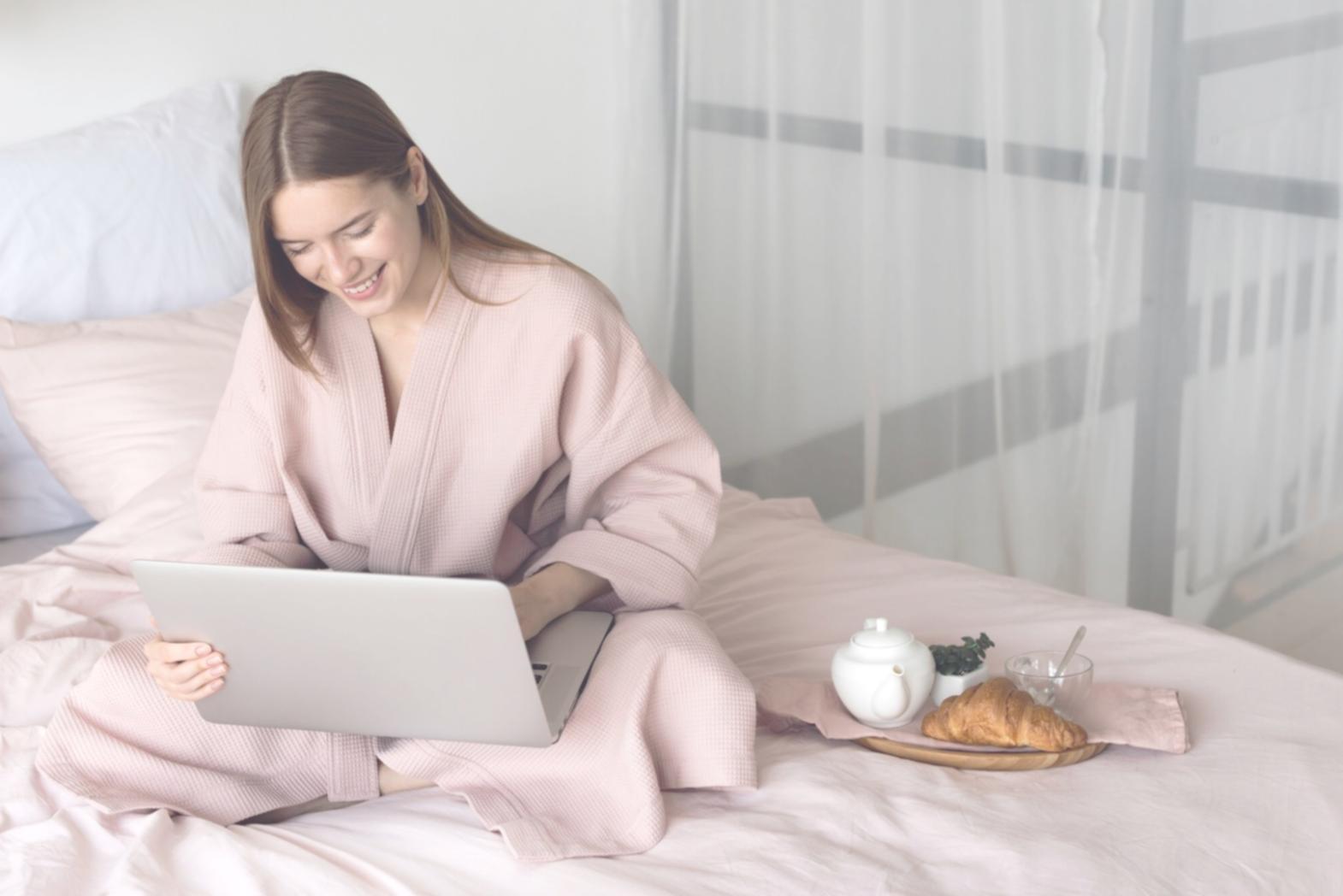 Professioneller Arbeitsplatz mit Finanzanalysen und Dokumenten