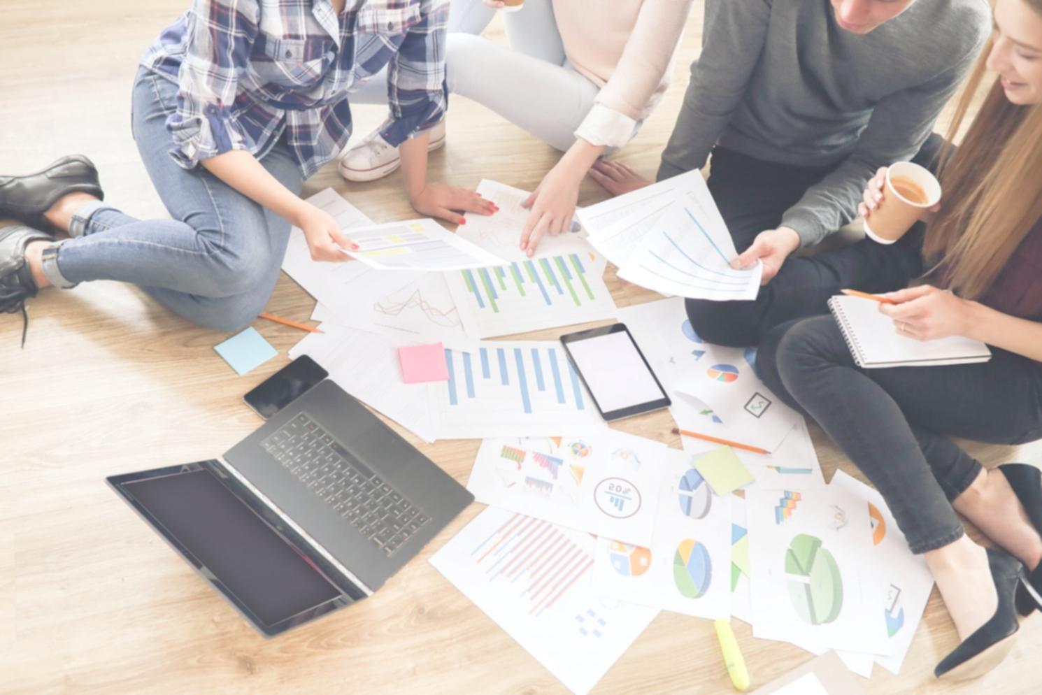 Geschäftstreffen zwischen Finanzpartnern in modernem Büro