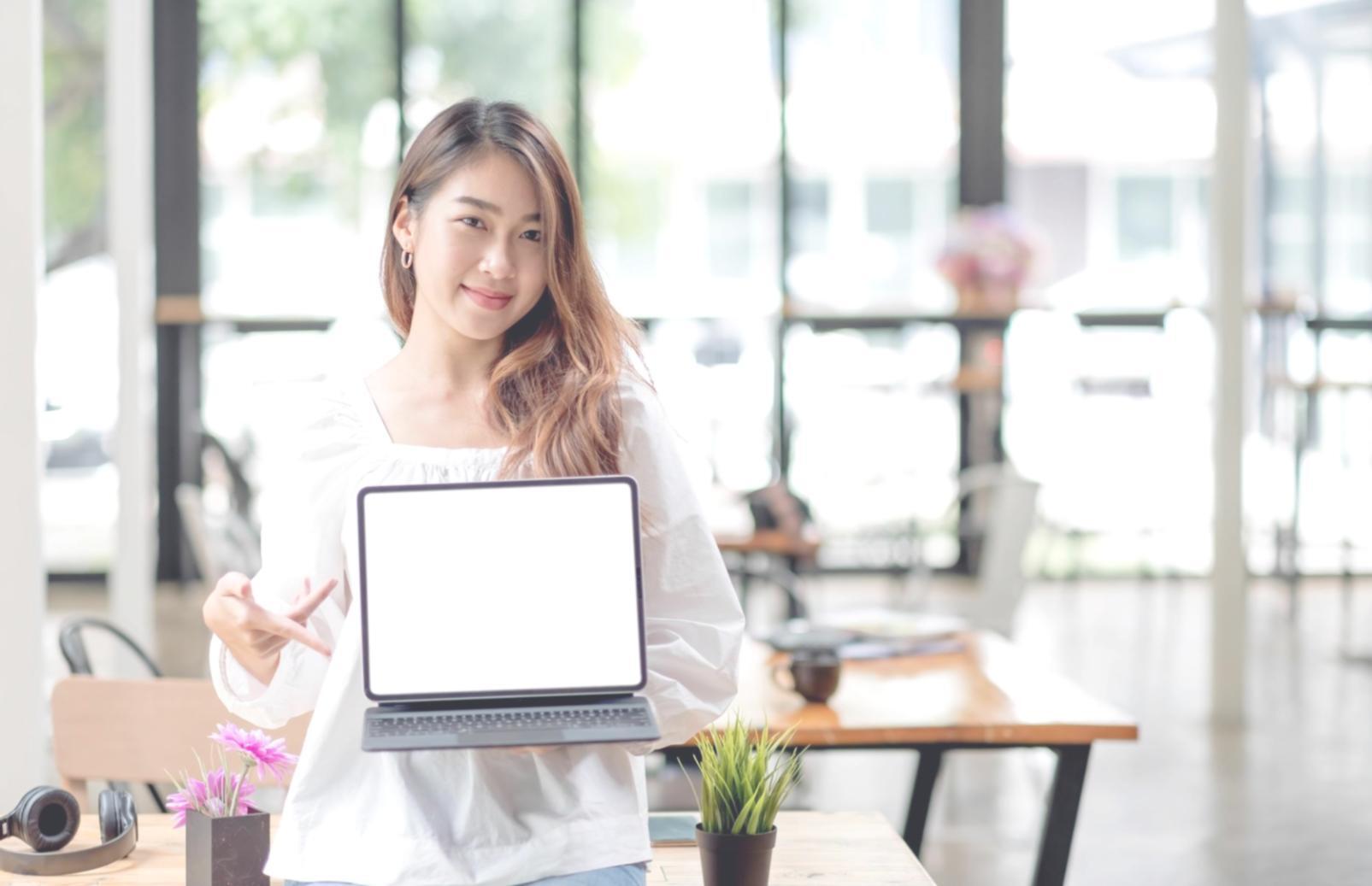 Modernes Bürogebäude mit Glasfassade, repräsentiert professionelle Finanzberatung